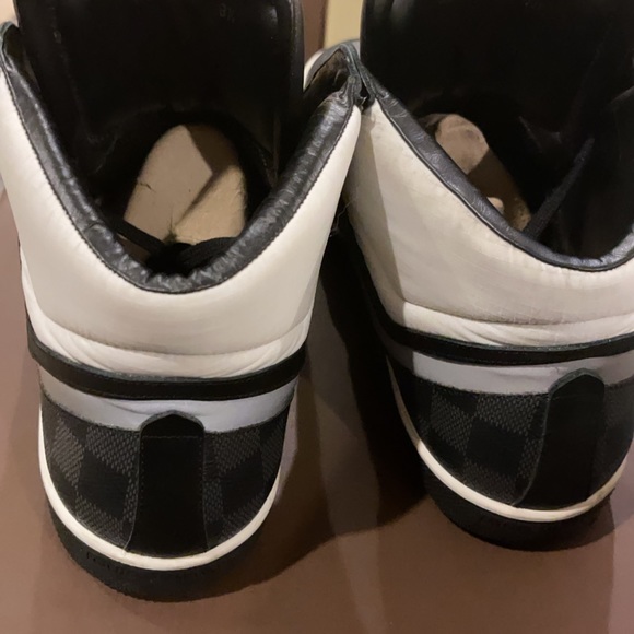 Authentic Louis Vuitton sneakers - Picture 3 of 7